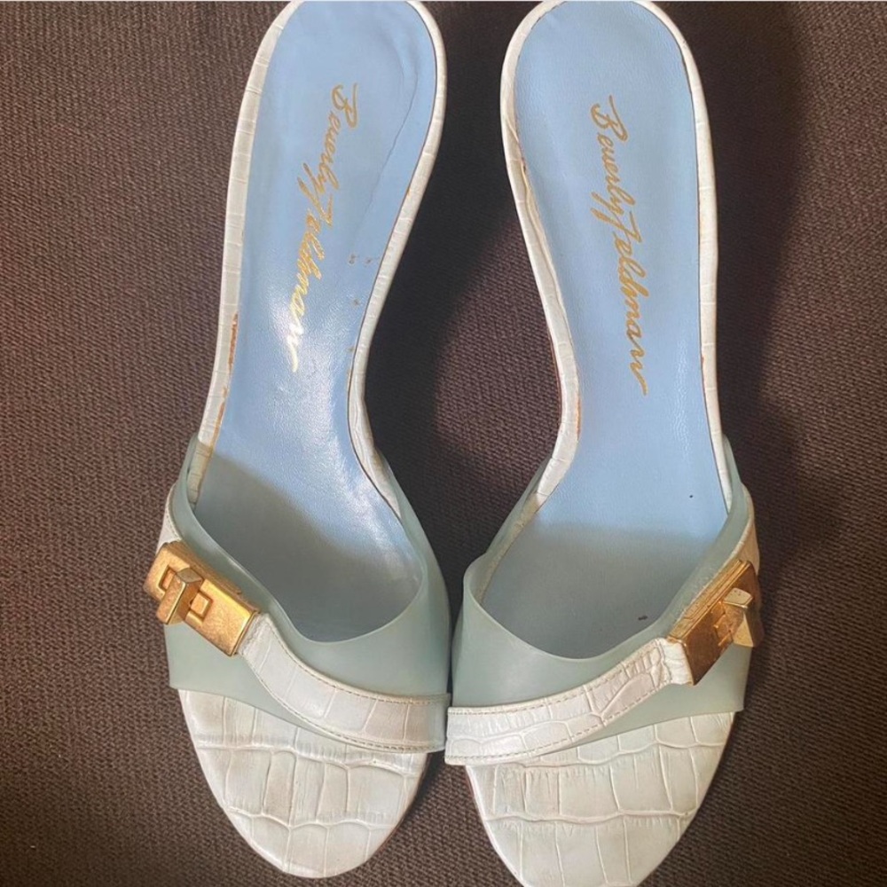 Beautiful mint green and white kitten heels #kittenheels
Size 6-7